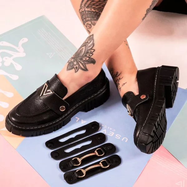 Mocassim Feminino Tratorado em Couro com Três Fivelas Removíveis Preto