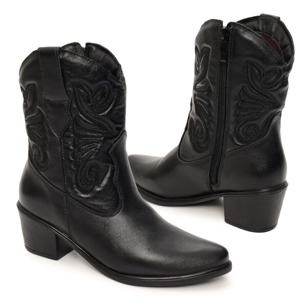 Bota Feminina Western Preta Cano Curto em Couro Bordada - Imagem 4