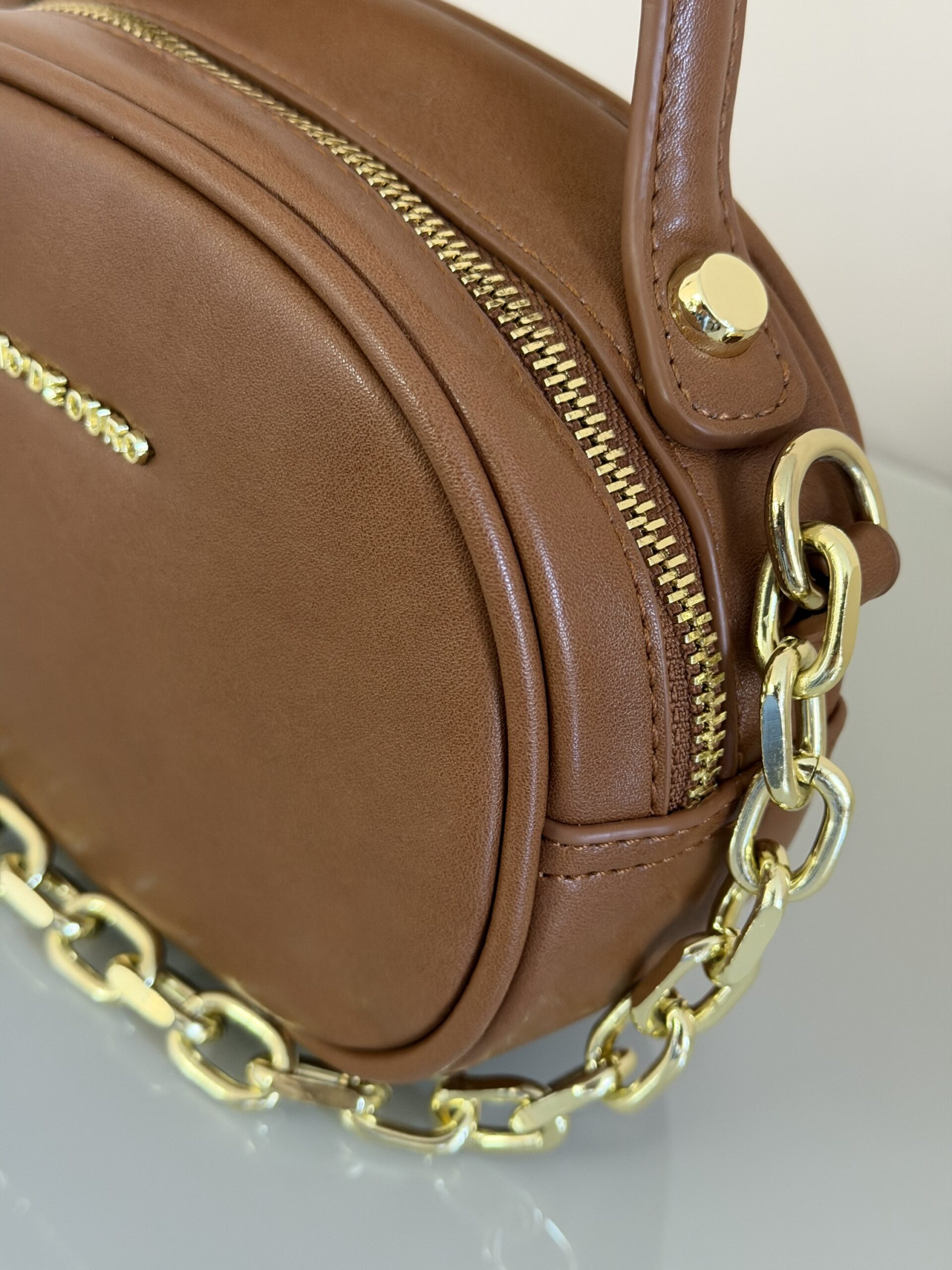 Bolsa Oval Mini com Corrente e Alça Transversal Removível - Marrom - Imagem 2