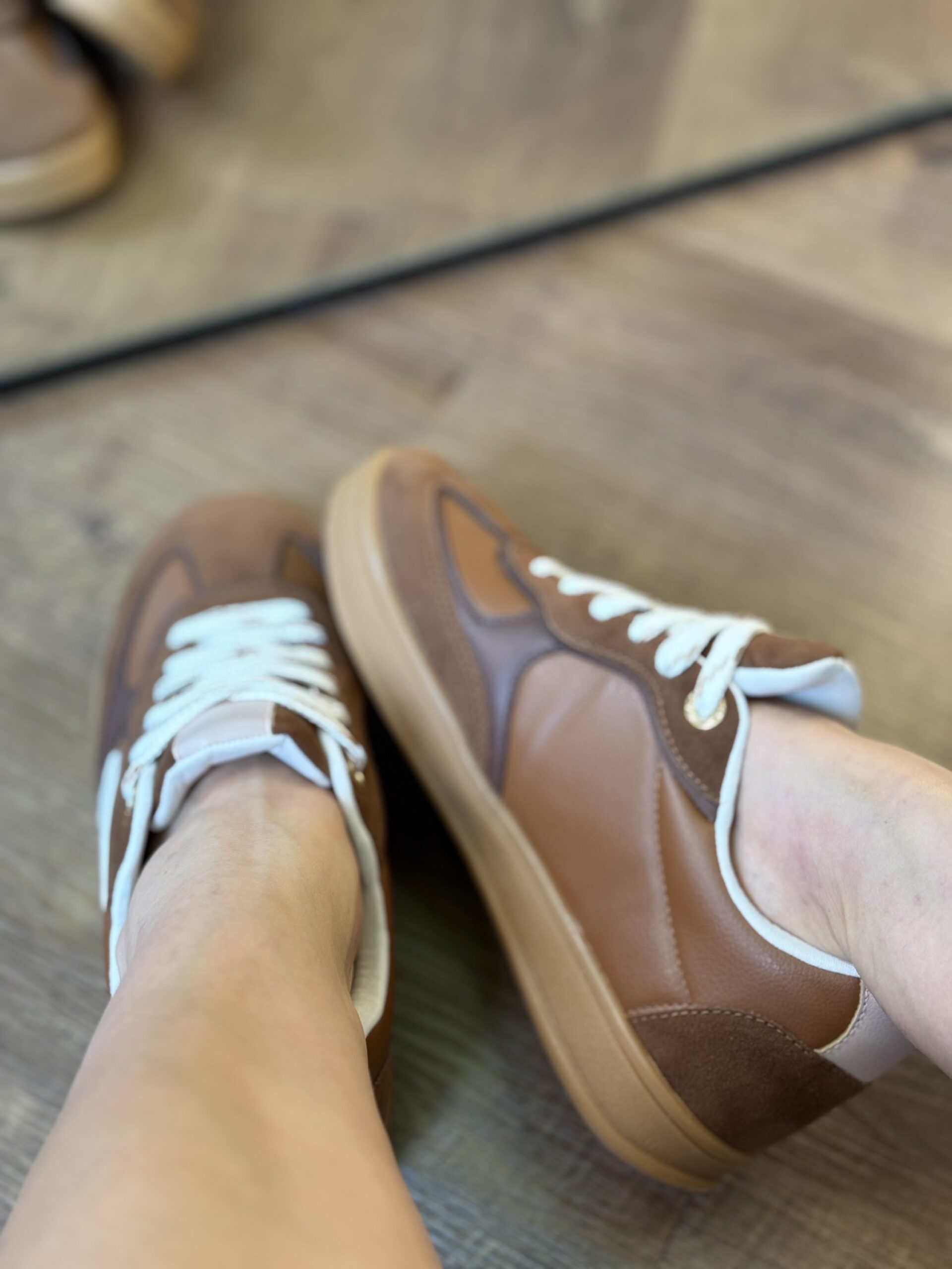 Tênis Feminino Casual com Detalhes Elegantes e Solado TR - Imagem 3