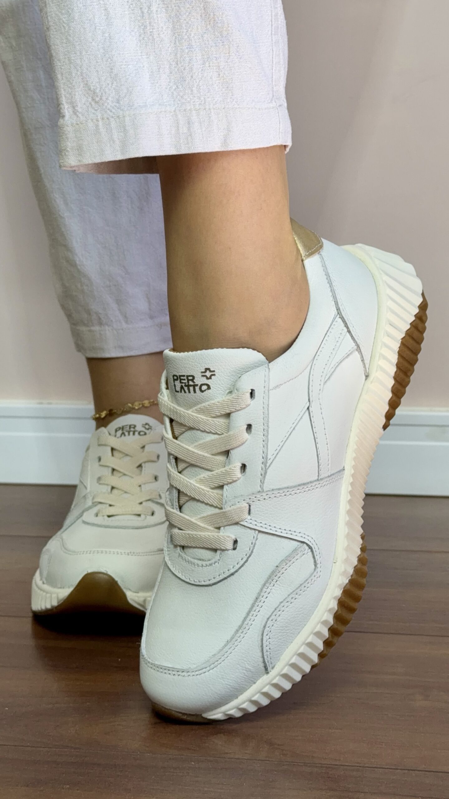 Tênis Feminino em Couro Legítimo Gelo