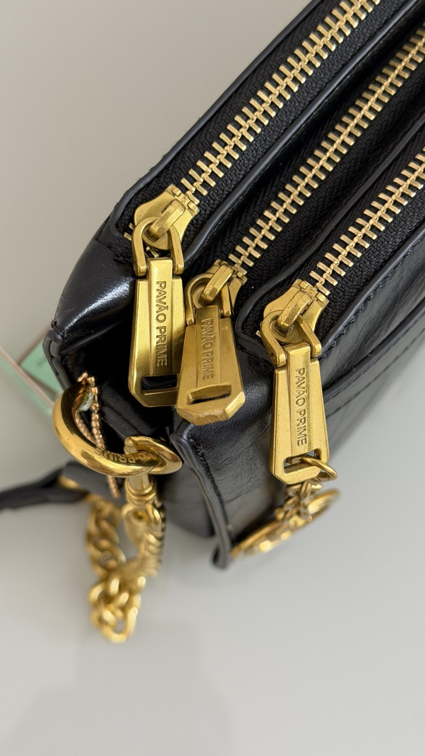 Bolsa Feminina Preta com Detalhe de Cinto e Corrente – Pavão de Ouro - Imagem 4