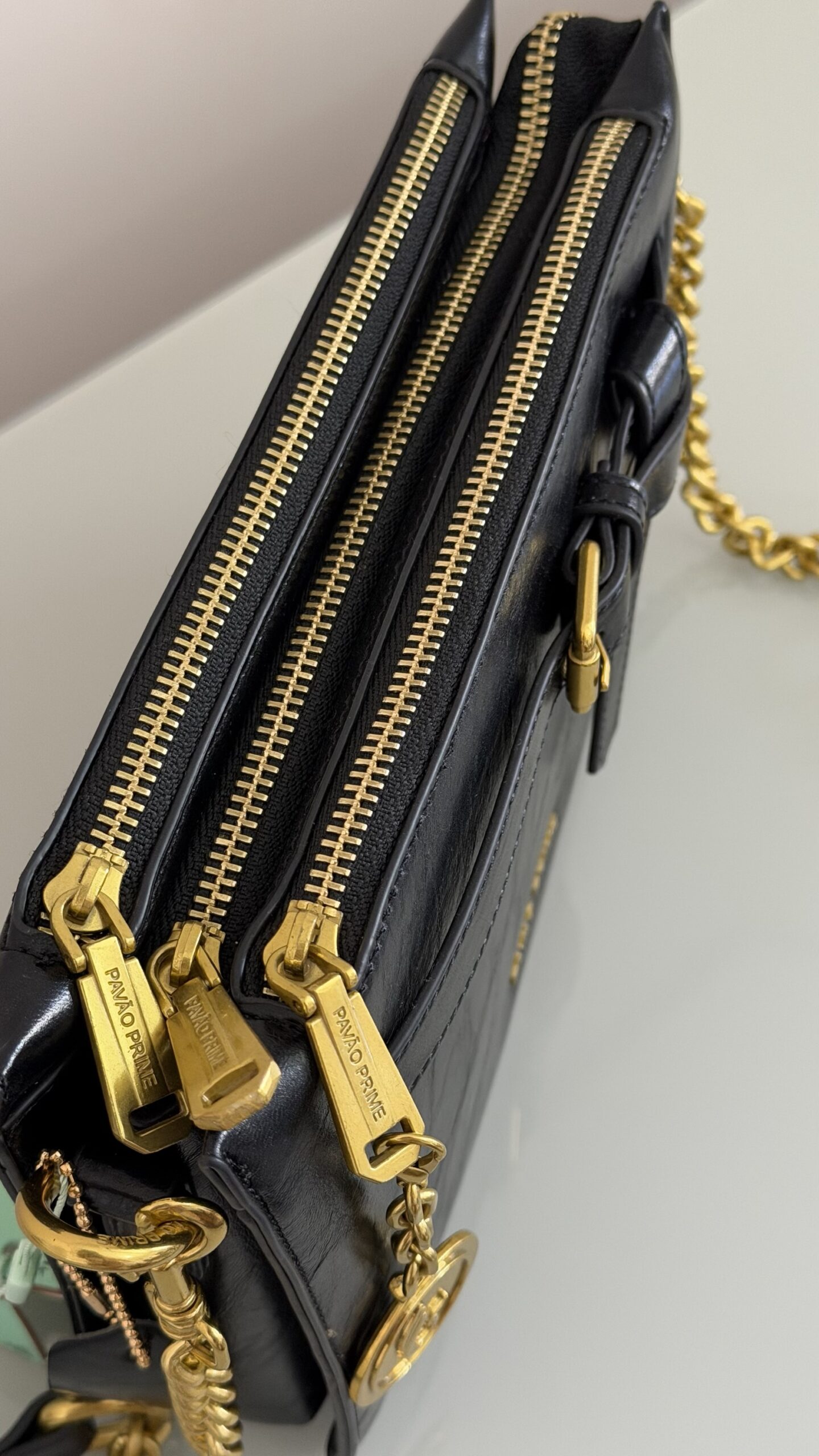 Bolsa Feminina Preta com Detalhe de Cinto e Corrente – Pavão de Ouro - Imagem 5