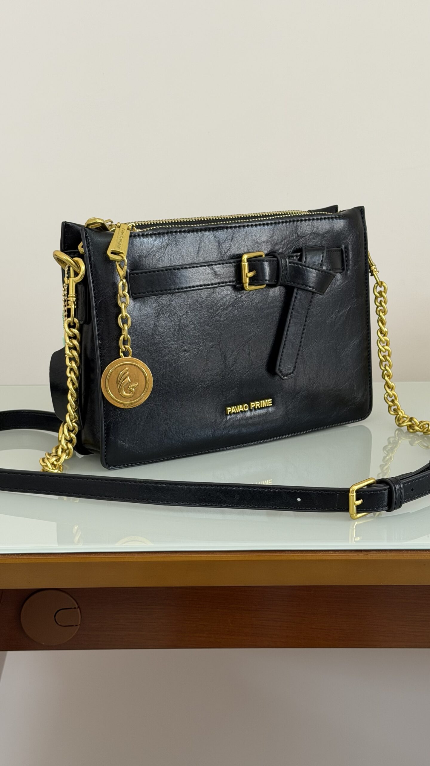 Bolsa Feminina Preta com Detalhe de Cinto e Corrente – Pavão de Ouro