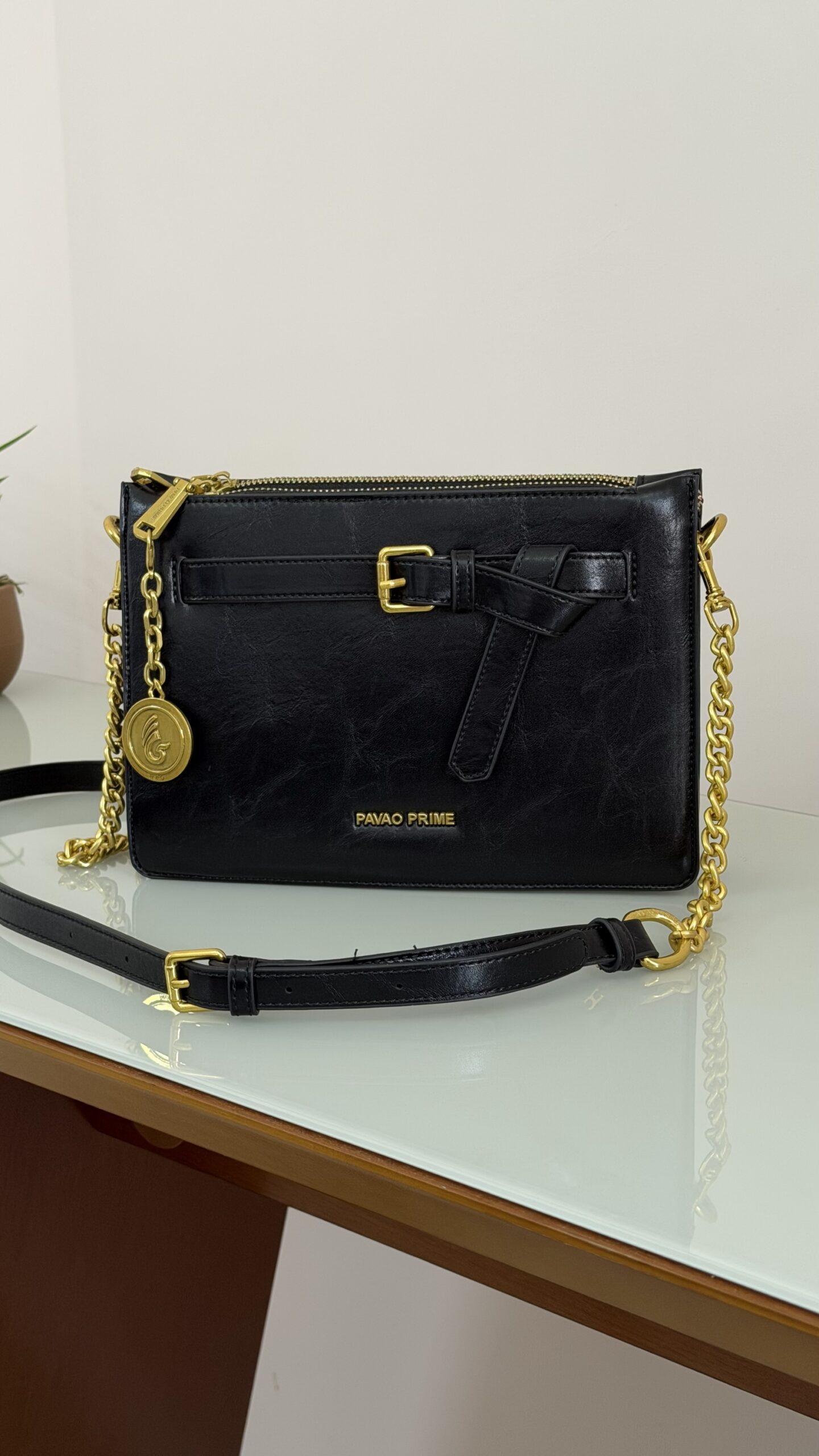 Bolsa Feminina Preta com Detalhe de Cinto e Corrente – Pavão de Ouro - Imagem 2