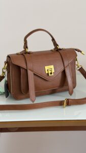 Bolsa Feminina Marrom Estruturada com Fecho Metálico – Pavão Prime