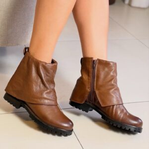 Bota Feminina Cano Curto em Couro Marrom com Solado Tratorado