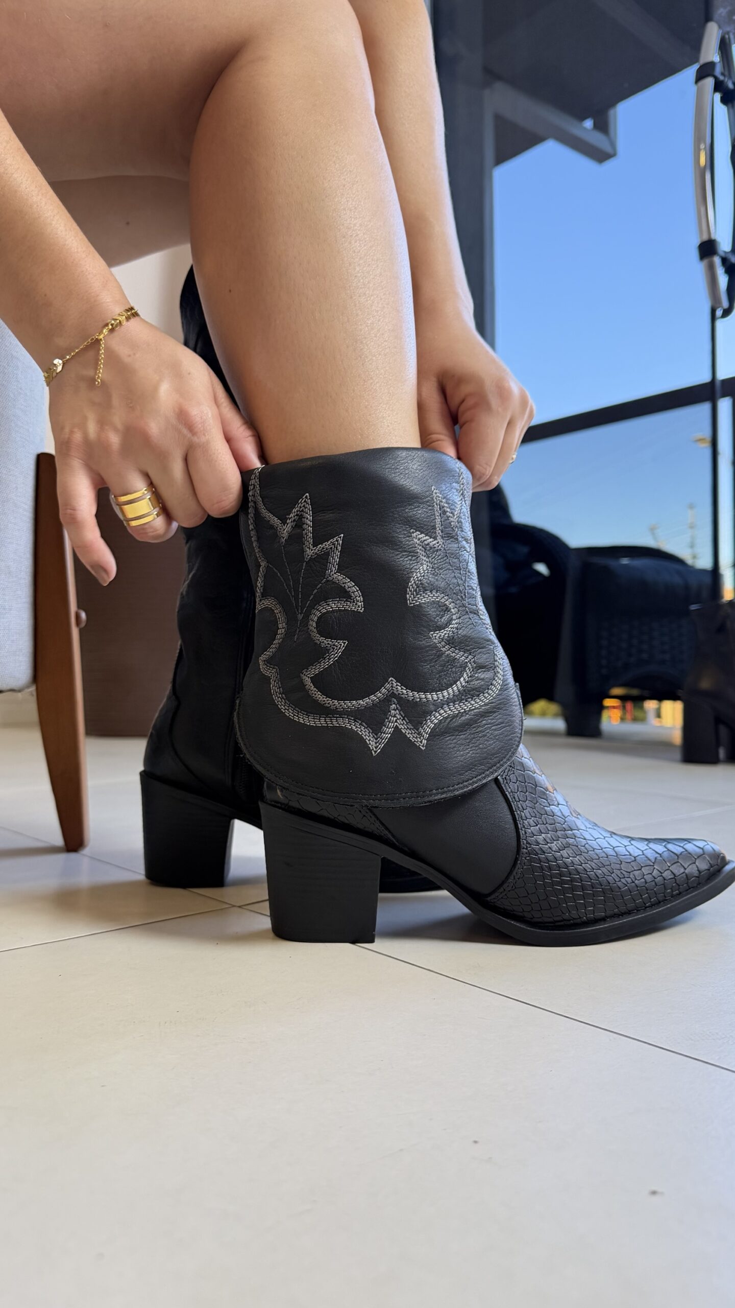 Bota Feminina New Western Couro Preta Duas Formas de Uso - Imagem 2