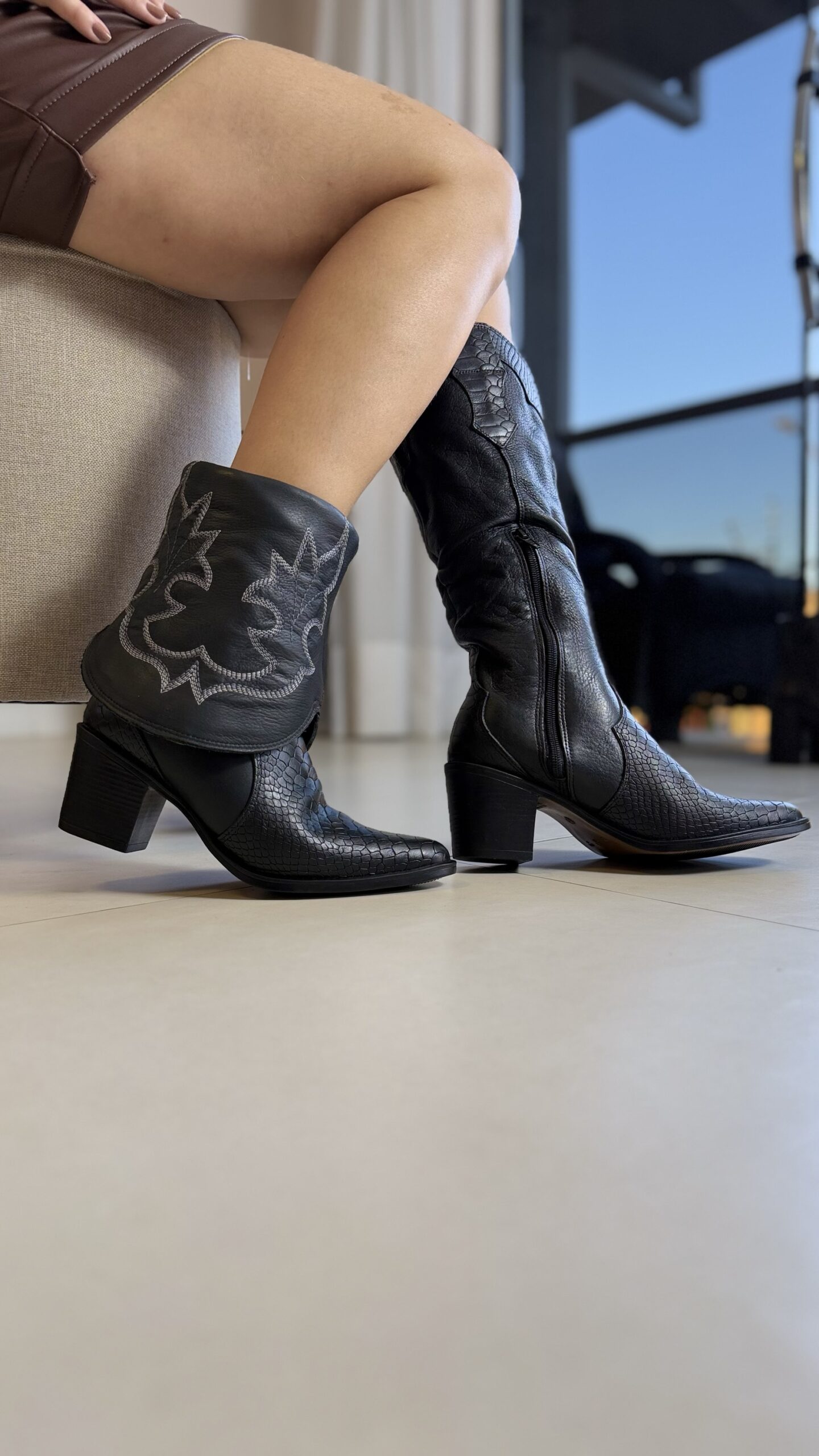 Bota Feminina New Western Couro Preta Duas Formas de Uso - Imagem 4
