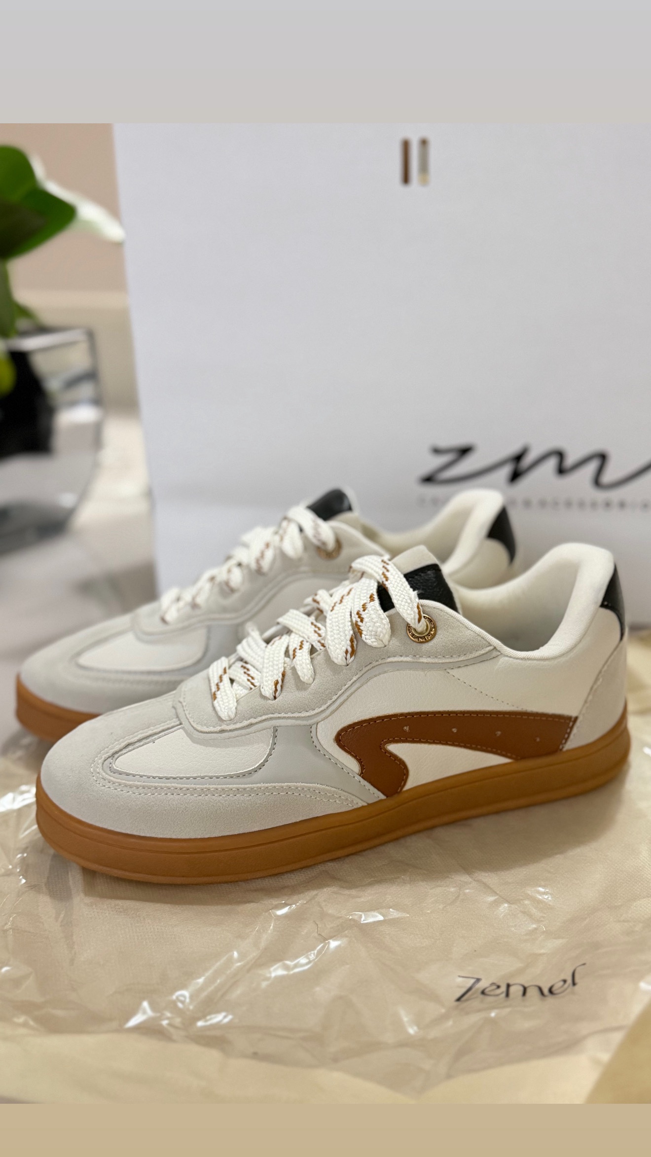 Tênis Feminino Casual Off White/Caramelo com Detalhes Elegantes e Solado TR