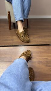 Mocassim Feminino Zêmel com Amarração, Recorte a Laser e Detalhes em Brilho